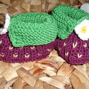Babyschuhe Brombeere Schuhe aus 100% Wolle Blüten aus Baumwolle handgestrickt Beeren Erdbeerschuhe Bild 2