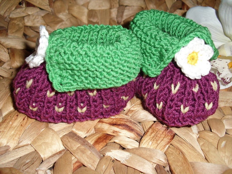 Babyschuhe Brombeere Schuhe aus 100% Wolle Blüten aus Baumwolle handgestrickt Beeren Erdbeerschuhe Bild 2