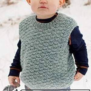 Könnte beinhalten: Eine hellblaue Strickweste mit einem strukturierten Muster für ein Kind.