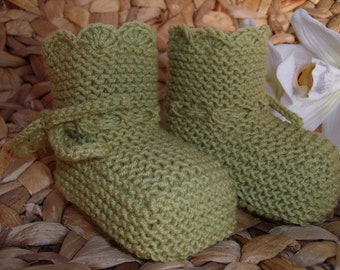 Babyschuhe aus 100% Wolle (Baby-Merino-Wolle) - hellgrün - sehr weich - handgestrickt