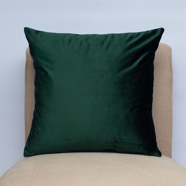 Cojín Bella Terciopelo Liso. Chenilla de terciopelo supersuave de color verde oscuro. Accesorio para el hogar moderno y de tendencia. Funda de cojín cuadrada de 17x17".