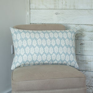 Cuscino rettangolare Autumn Leaf XL in blu uovo d'anatra e bianco. Stile shabby chic ispirato all'estate, 100% cotone sostenibile. 23x15"XL