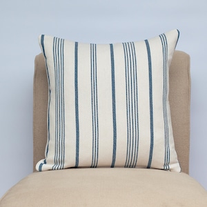 Coussin rayé Mykonos. Rayures nautiques en bleu marine et blanc. Accessoire de maison pour plage, yacht et bord de mer. Couverture carrée de 17 x 17 po.