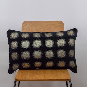 Cuscino rettangolare XL in ciniglia metallizzata Zaffiro. Realizzato in autentico lurex. Stampa geometrica a pois nero intenso e peltro. Rettangolo XL 23x15".