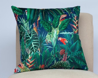 Coussin en velours Lima Jungle Birds. Toucans tropicaux, paons et forêt tropicale bleu marine ornée de bijoux. Soutenu par un velours doux bleu marine uni. 17x17"