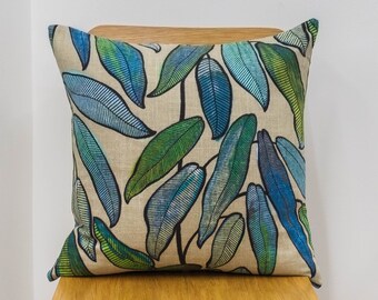 Coussin de feuilles de jungle tropicale. Tissu riche en lin et entièrement naturel. Carré 17x17". Essence exotique/bleu sarcelle, vert jade et toile de jute.