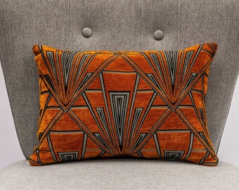 Coussin boudoir géométrique Art Déco. Velours chenille de luxe double face. Orange brûlé et argent. Style géométrique audacieux des années 20 et 30. 17x12"