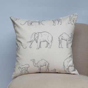 Longleat Paradekissen in Natur. Vintage Style Skizziert Safari Zoo Tiere in Grau. quadratischer 17x17-Kissenbezug