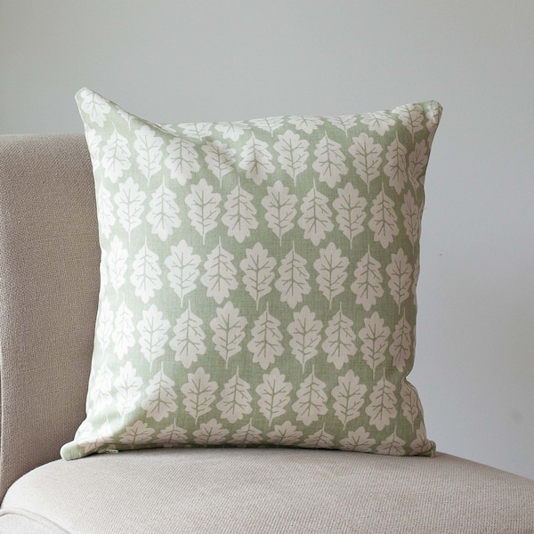 Coussin Feuille d'automne vert sauge et blanc. Style shabby chic inspiré de l'été, 100 % coton durable, double face. Couverture carrée de 17 x 17 po.