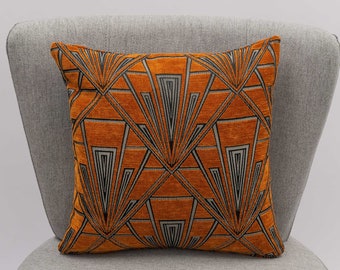 Coussin géométrique Art Déco. Velours chenille de luxe. Orange brûlé et argent. Style géométrique audacieux des années 20 et 30. Carré de 17 x 17 po.