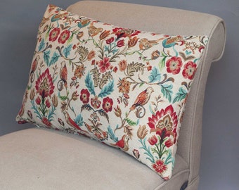 Coussin rectangulaire Morris Tapestry XL de style traditionnel. Oiseaux et fleurs traînantes. Oreiller 23x15" (58 x 38 cm). Style victorien vintage.