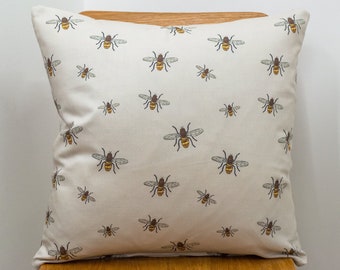 Cojín Crema Abejorro. Funda de almohada de estilo vintage de 17"x17" con diseño ilustrado de abejas melíferas. Hecho de 100% Algodón Panamá.