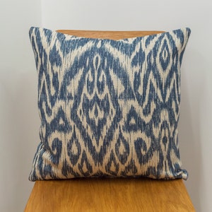 Teksturowana mieszanka lnu, abstrakcyjna poduszka Ikat. 17&quot; (43 cm) kwadrat. Morski błękit i beż. Dwustronna.