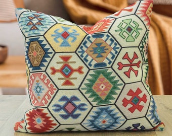 Coussin à motif géométrique Azteco. Conception de style de tapisserie aztèque Navajo Kilim multicolores rouges, verts et bleus. Housse de coussin carrée 17x17".