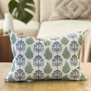 Cuscino boudoir con motivo Cotswold Countryside. Cottagecore verde e blu floreale e foglia geometrica botanica. Copricuscino 17x12".