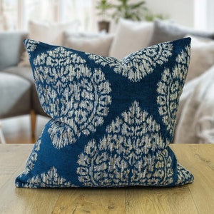 Funda de cojín Lynnwood Paisley en azul índigo. Patrón de Paisley floral geométrico plateado. Funda de cojín cuadrada de 17x17&quot;.