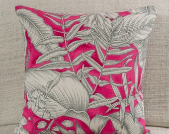 Coussin fleurs et feuilles rose néon. Double face. Motif floral botanique sur fond rose vif. Carré de 45 cm (17 x 17 po). 100 % coton.