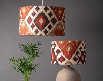 Abat-jour en lin kilim de style turc. Ikat géométrique, terre cuite et rouille, abat-jour cylindrique. Tailles disponibles de 30 et 40 cm