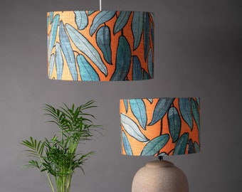 Abat-jour en feuilles de jungle tropicale. Design exotique bleu pétrole et orange tango. Abat-jour cylindrique. Tailles disponibles de 30 et 40 cm