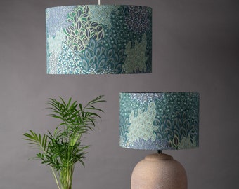Wintertuin linnenmix lampenkap. Pauwblauw en saliegroen ontwerp met vegende bloemenbladeren, cilindervormige schaduw. 30 cm en 40 cm beschikbaar