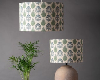 Lampenschirm mit Cotswold Countryside Motiv. Cottagecore Grün und Blau Floral Blatt Botanischer Zylinder Stil Lampenschirm. 30 cm und 40 cm Größen erhältlich