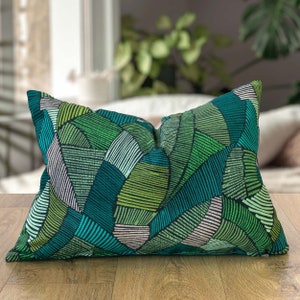 Cuscino boudoir con foglie astratte botaniche, verde. Design in cotone e velluto ecologico verde smeraldo e salvia. Fodera per cuscino rettangolare 43x30 cm.
