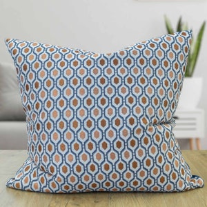 Cuscino Cosmo Diamond Extra-Large in Spice e Navy. Design geometrico moderno in scala ridotta in Burnt Orange e Indigo Blue. Copricuscino 23x23"