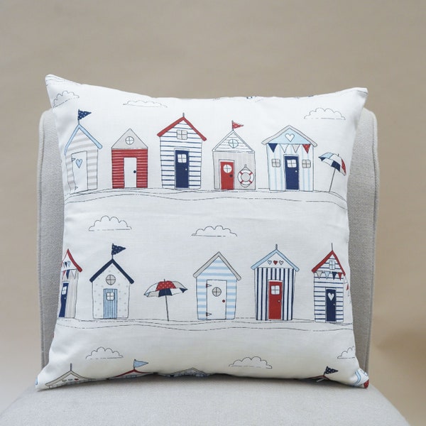 Housse de coussin bord de mer nautique bleu Beach Huts. Cabines de plage côtières rouges et bleues. Carré 17" x 17", 100% coton.