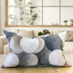 Zen Pebbles XL rechthoekige kussenhoes. Natuurlijk beige, bruin en grijs grootschalig, op de natuur geïnspireerd kiezelontwerp. XL-kussenhoes van 23 x 15 inch