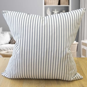Cuscino extra large a righe in cotone nautico. Design a righe grigio e bianco brillante ispirato alla nautica. Copricuscino XL 23x23"