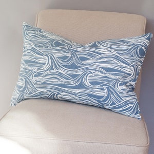 Cuscino rettangolare extra large Ocean Waves. Design nautico bifacciale. 23x15" (58x38 cm) 100% cotone. Design marino blu indaco blu scuro.