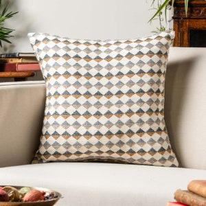 Federa per cuscino Argyle Boucle in giallo ocra e grigio. Motivo geometrico moderno a rombi Boucle. Design accogliente e tattile. 17x17"