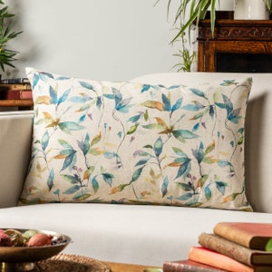 Peut inclure: Un coussin rectangulaire avec un fond beige et un motif aquarelle de feuilles bleues, vertes et orange.