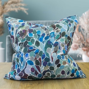 Cuscino extra-large con stampa di foglie naturali Folio in blu navy. Foglie indaco acquerello e blu verde acqua. Fodera per cuscino XL 23x23".