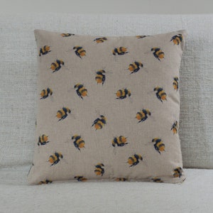 Simpatico cuscino double face Bumble Bee. Tessuto effetto lino. Fodera per cuscino quadrato 17"x17". Delicata ape gialla e nera.