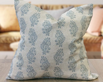 Capa de almofada Hidcote em mistura de linho na cor azul ovo de pato. Estampa floral vintage em tecido misto de linho. Capa de almofada quadrada de 43x43 cm (17x17").