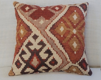 Cuscino stampato in stile turco Kilim in terracotta. Doppia faccia. Cuscino quadrato 17x17". Morbido tessuto in misto lino naturale, color ruggine.