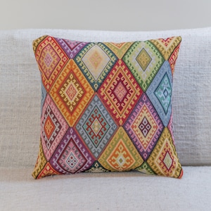 Coussin de style kilim turc en tapisserie. Couvercle carré de 17 x 17 po. Motif losange tissé de style traditionnel épais.
