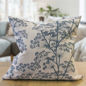 Poduszka Cow Parsley w kolorze denim blue i naturalnym beżu. Wzór Cottagecore Botanical Leaves & Flowers. Poszewka na poduszkę 17x17"