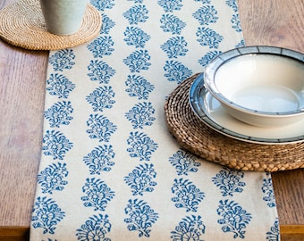 Caminho de Mesa Hidcote em Azul-Índigo. Decoração de mesa para jantar em estilo cottagecore. Disponível em dois tamanhos.