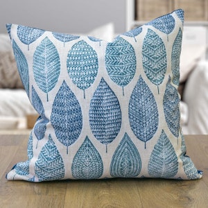 Indira Blätterdruck Kissen. Indigo Blau Indonesisch inspiriertes Block-Print Botanisches Design. Umweltfreundliche Baumwolle. 43x43 cm