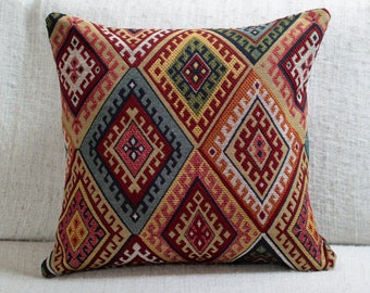 Coussin traditionnel turc de style kilim. Couvercle carré de 17 x 17 po. Rembourrage épais en tissu kilim tissé à motif de losanges. Rempli de plumes.