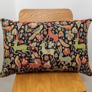 Coussin épais rectangulaire Tapestry XL animaux de la mythologie. 23 x 15 po. (58 x 38 cm). Fond noir avec bêtes multicolores. Style Morris.