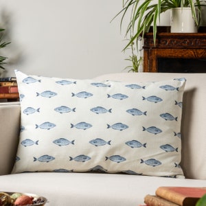 Cuscino rettangolare XL con stampa di pesci in branco. Stampa di pesci in piccole dimensioni blu nautico su tessuto 100% cotone. Copricuscino XL 23x15"