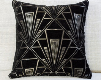 Coussin Art Déco. Chenille de velours de luxe. Argent et noir. Oreiller carré 17"x17". Design géométrique audacieux. style années 20 et 30