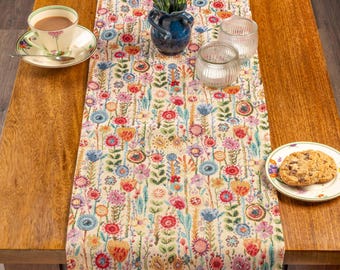 Chemin de table tapisserie Secret Garden. Design botanique et floral multicolore. Disponible en trois tailles