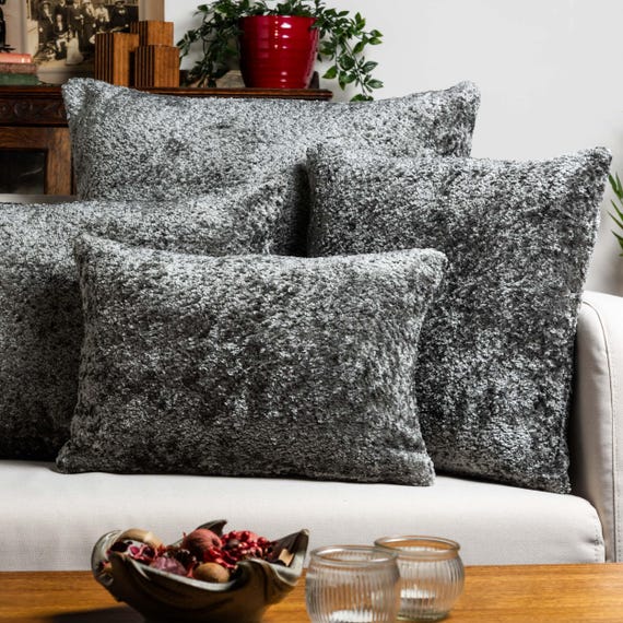 Kuscheliges Chenille Boucle Boudoir Kissen in Silbergrau. Luxus und weich im strukturierten Stoff. 17x30cm rechteckiger Kissenbezug