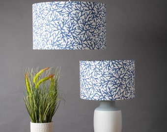 Koraalrif lampenkap. Botanische en nautisch geïnspireerde print, marineblauw en wit, cilindervormige schaduw. 30 cm en 40 cm maten beschikbaar