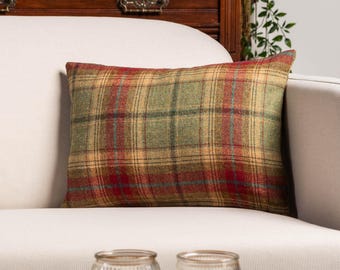 Coussin boudoir de luxe en laine à carreaux Glenmore. Vert mousse et rouge canneberge.  100 % laine britannique. Housse de coussin rectangulaire 17 x 12 po