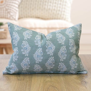 Coussin Boudoir Chatsworth en lin mélangé bleu canard. Motif cachemire floral géométrique sur un fond en mélange de lin. Housse rectangulaire de 17 x 12 po.
